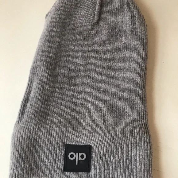 ALO Yoga Everyday Beanie Heather Athletic Grey - Picture 5 of 8